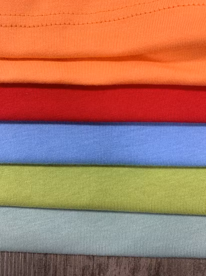 Benutzerdefinierter Siebdruck, schlichtes, kurzärmliges, muskulös geschnittenes T-Shirt. Hochwertige T-Shirts aus 100 % Bio-Baumwolle für Herren